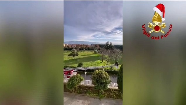 La Befana arriva dai piccoli pazienti dell'ospedale di Lamezia Terme con l'autoscala dei Vigili del fuoco