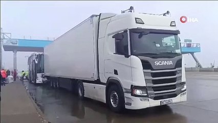 Yolcu otobüsü tıra çarptı: 8 yaralı