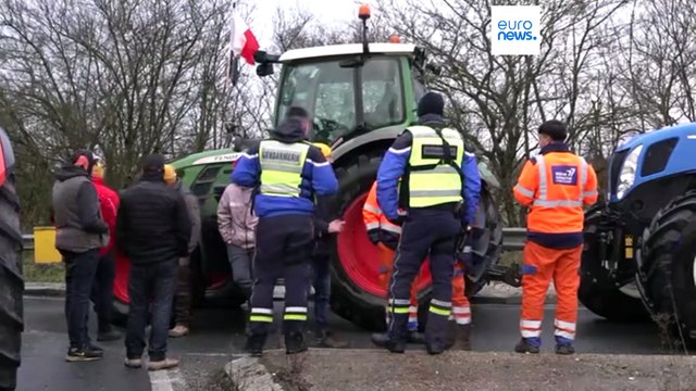 Francia, la protesta dei trattori contro l'accordo Mercosur: Vogliamo regole uguali per tutti