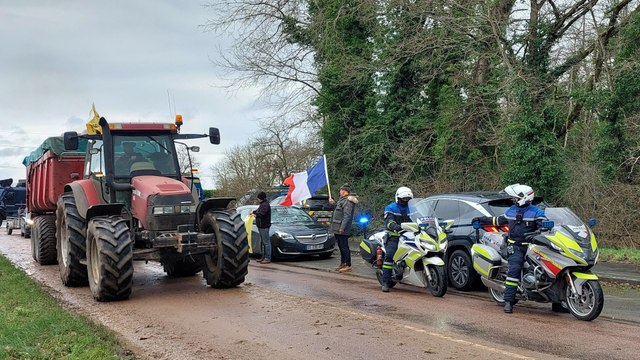 « On est bien encerclés » : les agriculteurs de la Coordination rurale n'ont pas pu accéder à Paris