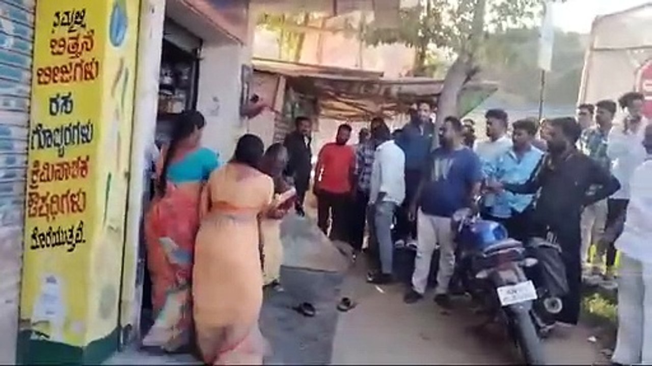 ಅಕ್ರಮ ಸಂಬಂಧದ ಸುದ್ದಿ ಹಿನ್ನಲೆಯಲ್ಲಿ ಪತ್ರಕರ್ತನ ಮೇಲೆ ಮಾರಕ ದಾಳಿ  ತುಮಕೂರು  ಅಕ್ರಮ ಸಂಬಂಧದ ಕುರಿತು ಪತ್ರಿಕೆಯಲ್ಲಿ ಸುದ್ದಿ ಬರೆದಿದ್ದ ಗಡಿನಾಡು ಮಿತ್ರ ಸಂಪಾದಕ ಹಾಗೂ ಸ್ಥಳೀಯ ಪತ್ರಕರ್ತ ರಾಮಾಂಜಿನಪ್ಪ ಅವರ ಜಿಲ್ಲೆಯ ಪಾವಗಡದಲ್ಲಿ ಮೇಲೆ ಮ