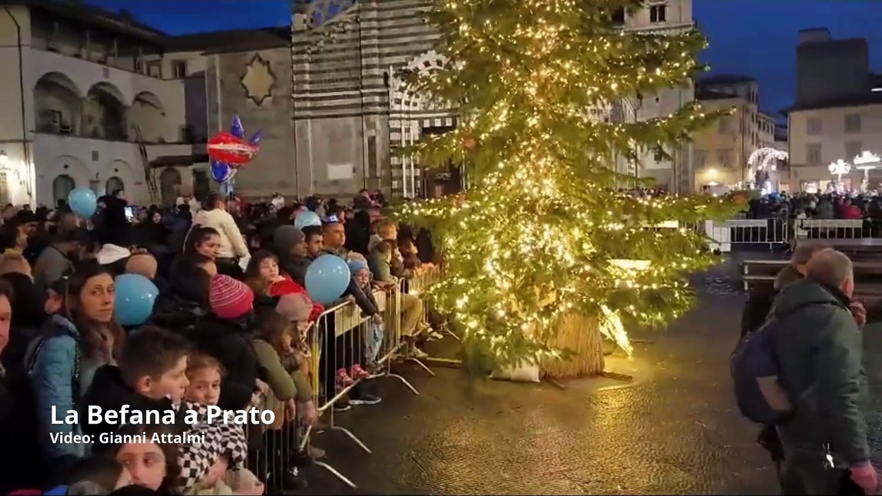 Prato, la Befana si cala dal Duomo e porta i dolci ai bambini
