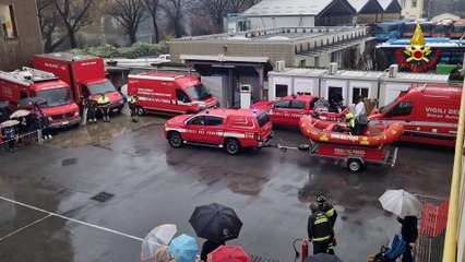 Lecco, dalla scopa alle sirene: la Befana arriva con i vigili del fuco
