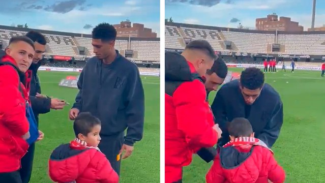 Bellingham firma camiseta de un niño en el verde del Cartagonova previo al partido de la Copa del Rey