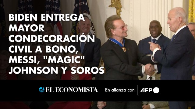 Biden entrega mayor condecoración civil a Bono, Messi, Magic Johnson y Soros