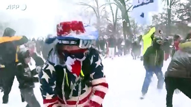 Washington sotto la neve, disagi ma anche tanto divertimento