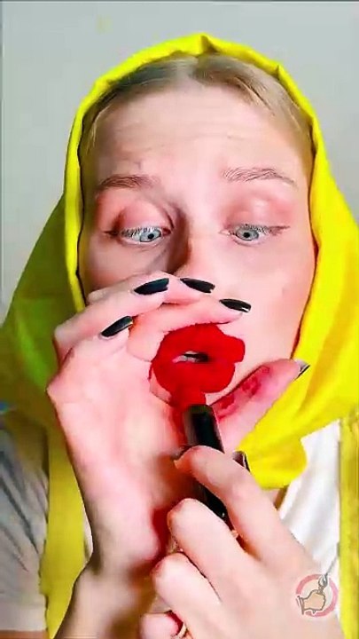 Use Sponge to Apply Lipstick!  💄| New Makeup Hacks on the Rise!