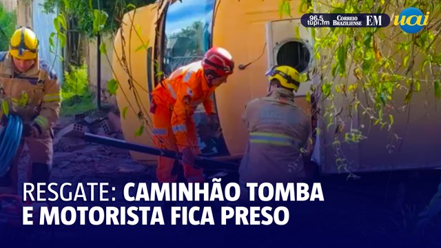 Caminhão tomba e motorista fica preso às ferragens em Bom Despacho