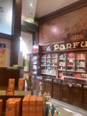 Cette ancienne pharmacie toujours en activité a Liege est tout simplement magnifique !