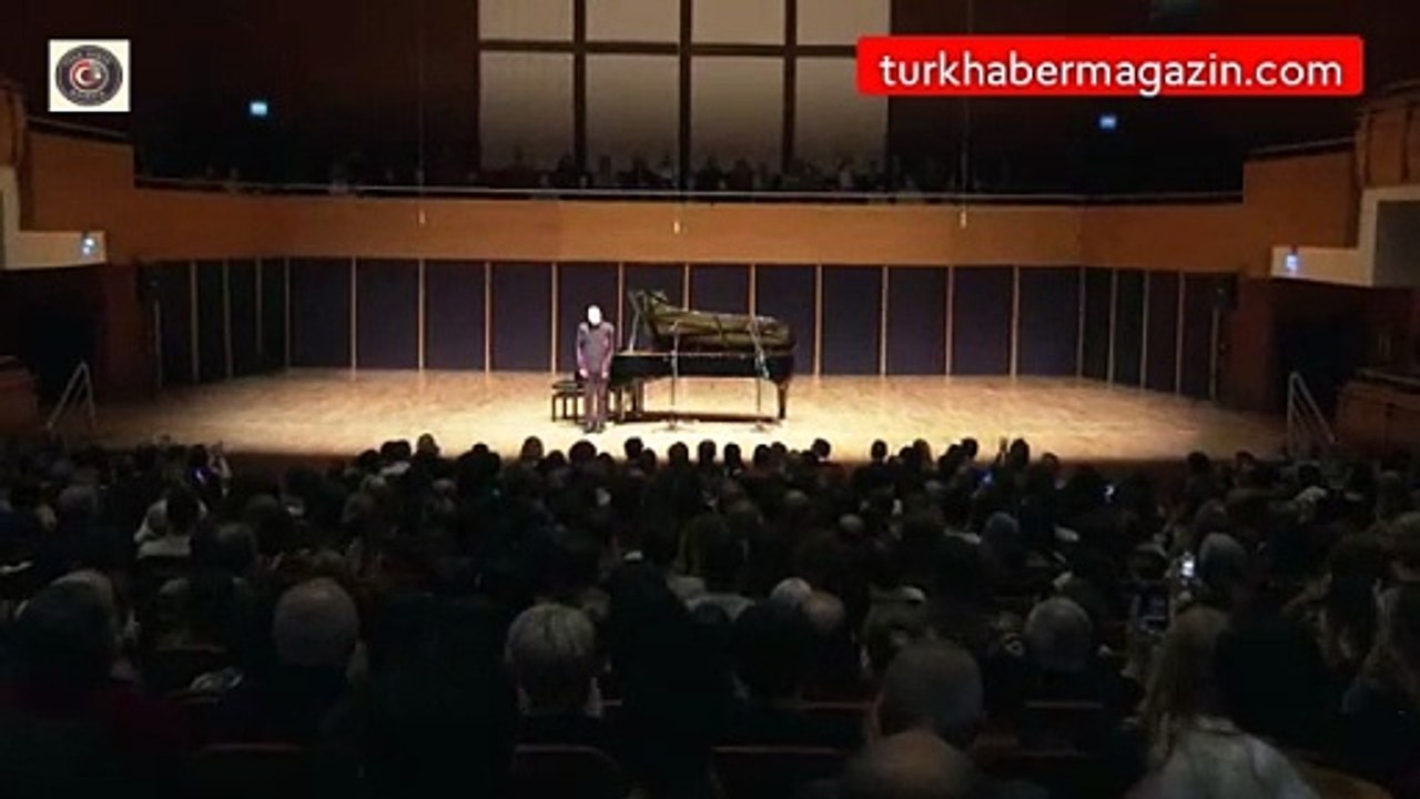 Fazıl Say'dan "50. yıl" İzmir prömiyeri! İzleyiciler ayakta alkışladı.
