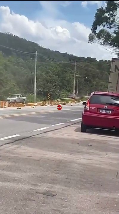 Caminhão derruba carga de galinhas em rodovia de Várzea Paulista