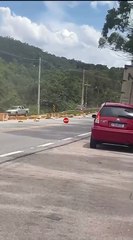 Caminhão derruba carga de galinhas em rodovia de Várzea Paulista