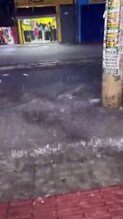 Rua Padre Pedro Pinto, em BH, é alagada