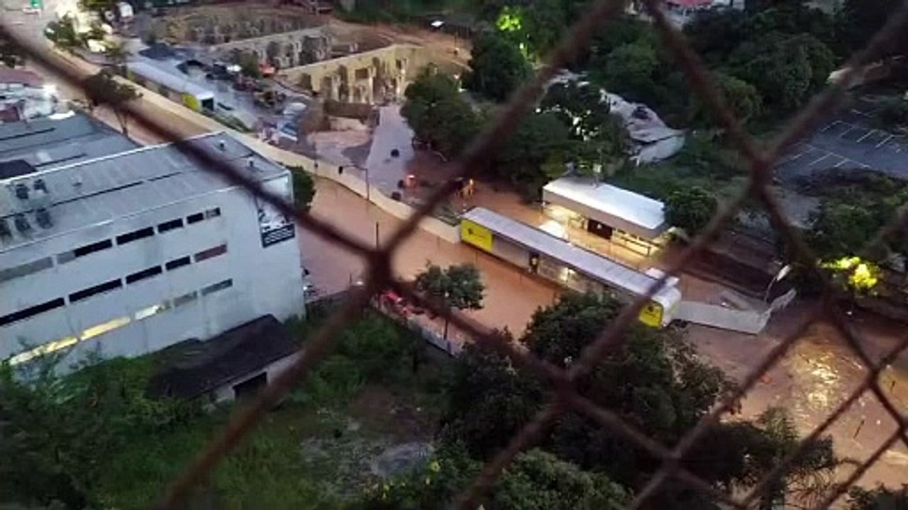 Avenida Vilarinho, na Região do Venda Nova, em BH, é alagada