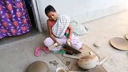 ভোগালীক লৈ ব্যস্ত বাইহাটাৰ একাংশ মৃৎ শিল্পী।