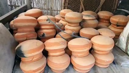 ভোগালীক লৈ ব্যস্ত বাইহাটাৰ একাংশ মৃৎ শিল্পী।