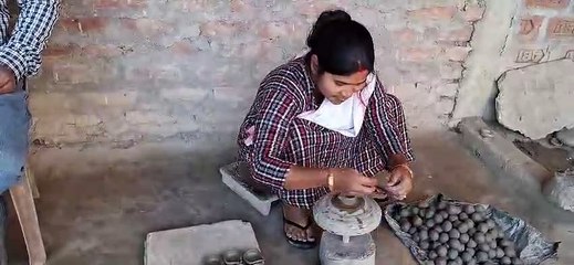 ভোগালীক লৈ ব্যস্ত বাইহাটাৰ একাংশ মৃৎ শিল্পী।
