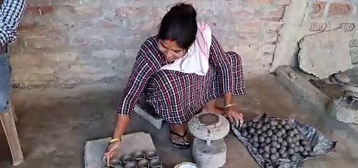 ভোগালীক লৈ ব্যস্ত বাইহাটাৰ একাংশ মৃৎ শিল্পী।