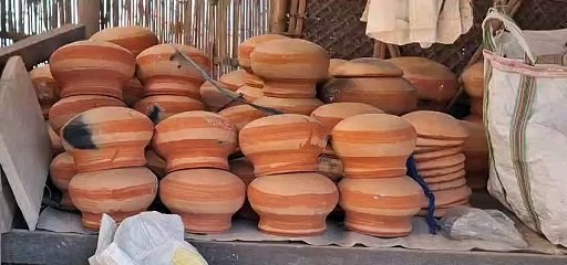 ভোগালীক লৈ ব্যস্ত বাইহাটাৰ একাংশ মৃৎ শিল্পী।