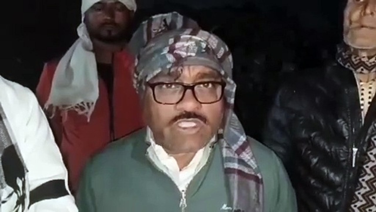 मृत कर्मी के शव के साथ संयुक्त मोर्चा कर रहे आं...