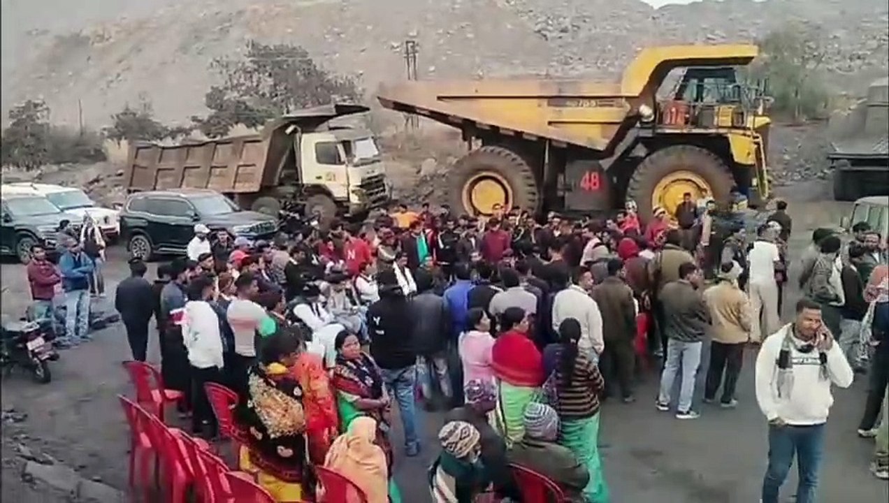 मृत कर्मी के शव के साथ संयुक्त मोर्चा कर रहे आं...
