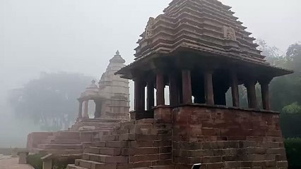 बुंदेलखंड का कश्मीर बना खजुराहो,कोहरे की आगोश में पहुँचे मंदिर,पर्यटकों ने कोहरे के बीच स्मारकों का लिया आनंद