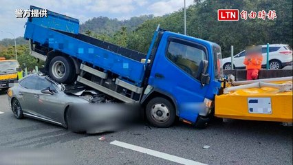 國1南向142公里 貨車撞緩撞車、LEXUS轎車再塞貨車底（警方提供）