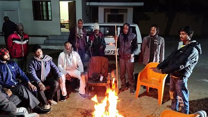 स्पेशल रिपोर्ट: बाघ पकड़ने मे वन विभाग हुआ फेल तो ग्रामीणों ने संभाला मोर्चा हाथ में लाठी-डंडे लेकर बने पहरेदार,नए साल का जश्न भूल बाघ से आत्मरक्षा की सता रही चिंता, वनकर्मी फायबर का डंडा लेकर ढूंढ रहे