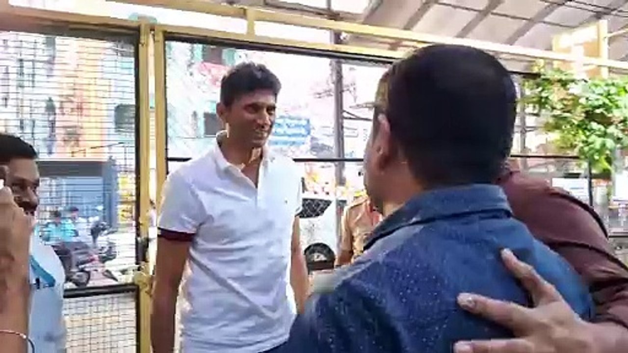 ग्रामिण भागात पाचशे कोटी स्टेडीयम बांधण्यासाठी खर्च करण्या पेक्षा मुलांच्या खेळण्यासाठीच्या सुविधांवर तो पैसा खर्च करावा.. माजी क्रिकेटपटू व्यंकटेश प्रसाद
