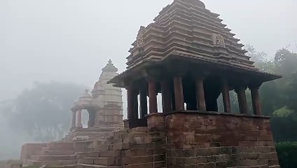 बुंदेलखंड का कश्मीर बना खजुराहो,कोहरे की आगोश में पहुँचे मंदिर,पर्यटकों ने कोहरे के बीच स्मारकों का लिया आनंद