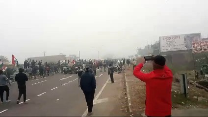 जब तक सूरज चांद रहेगा पवन यादव तेरा नाम रहेगा शहीद जवान के अंतिम दर्शन को उमड़ा जनसैलाब