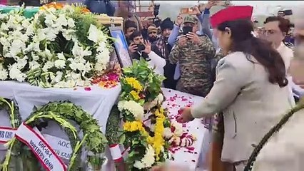 जब तक सूरज चांद रहेगा पवन यादव तेरा नाम रहेगा शहीद जवान के अंतिम दर्शन को उमड़ा जनसैलाब