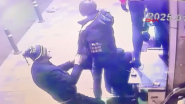 Hırsız rahat tavırlarıyla pes dedirtti! Cansız mankenin üzerindeki montu böyle çaldı