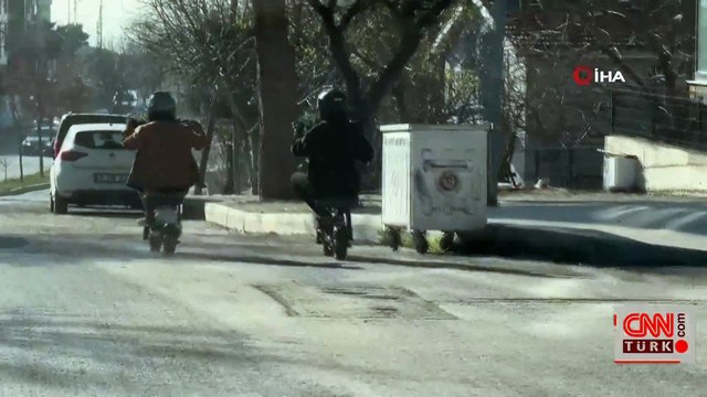 Trafikte inanılmaz görüntüler: Taburenin üzerinde elektrikli scooter sürdüler!