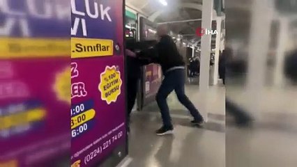 Bursa metrosunda tekme tokat kavga!