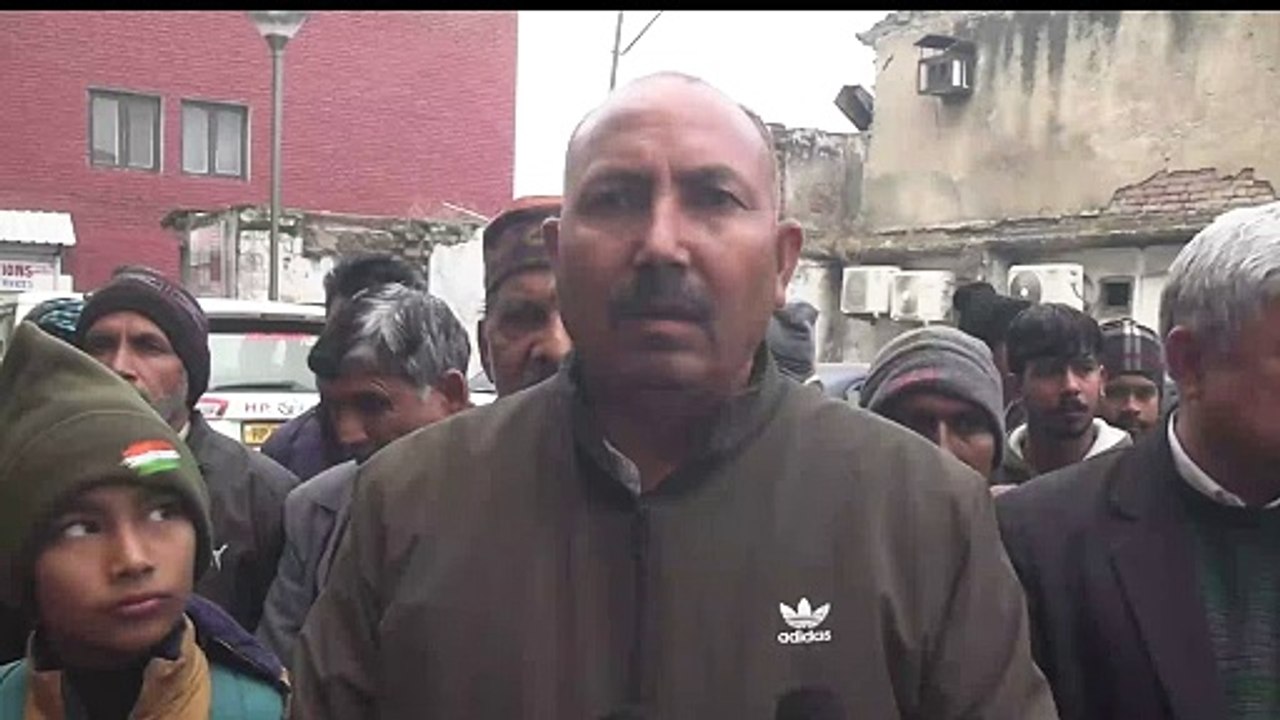 शहीद स्मारक पर दी श्रद्धांजलि और शुरू कर दिया धरना प्रदर्शन, आईटीबीपी के जवान गुरवचन सिंह के साथ आए ग्रामीण, बहडाला में रास्ते की समस्या को लेकर फूंक दिया संघर्ष का नाद