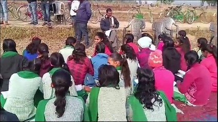 सड़क को कर दिया बाधित, खेत में बैठकर बच्चों ने की पढ़ाई