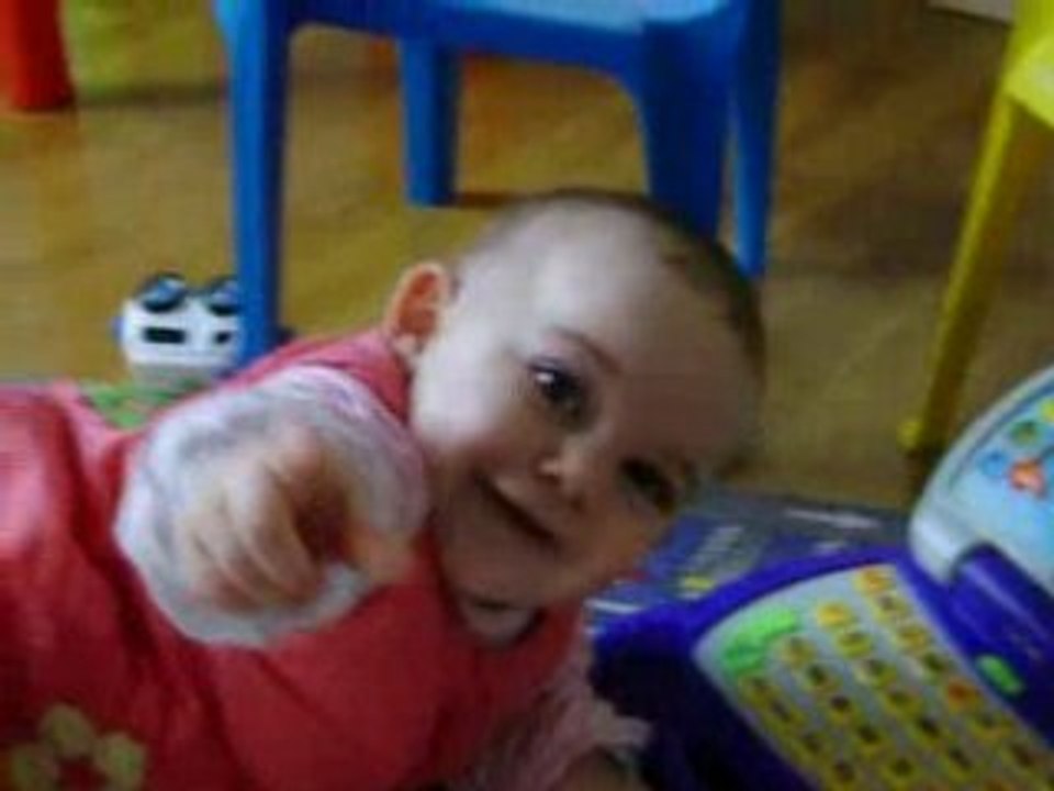Luna s'amuse avec mamie
