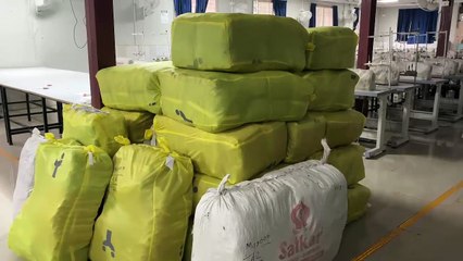 जीविका दीदियों को मिला रोजगार, स्कूली बच्चों के लिए कपड़े कर रही तैयार