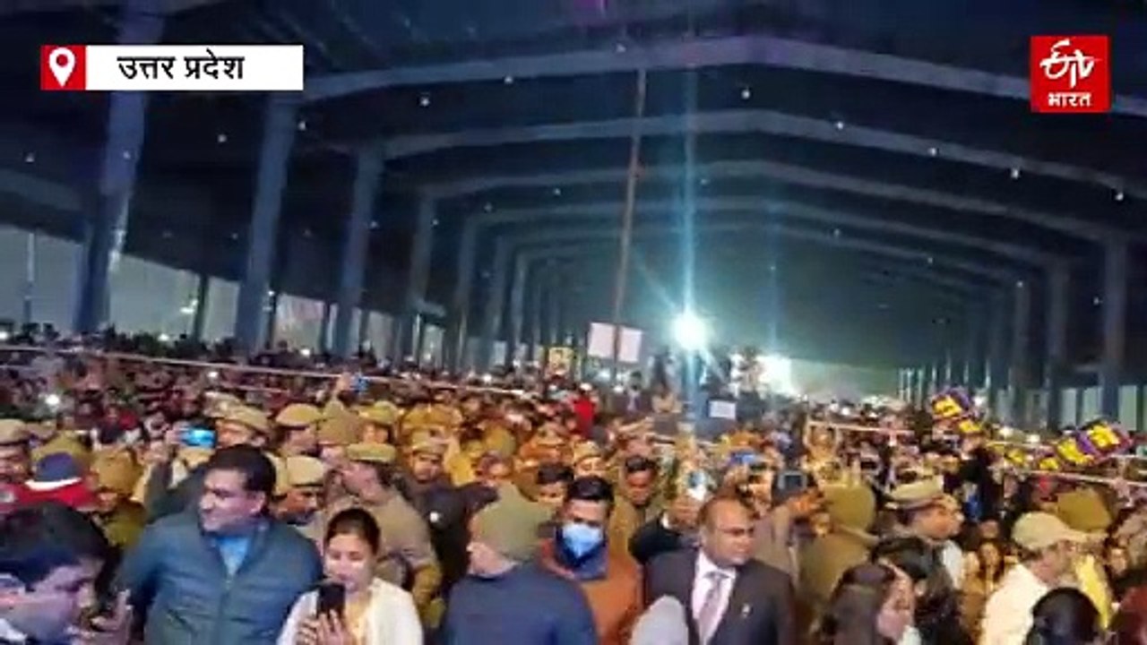 इटावा महोत्सव ; बालीवुड गायक सोनू निगम ने प्रस्तुतियों से बांधा समां, गीतों पर थिरके लोग