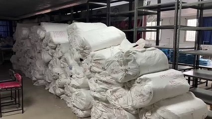 जीविका दीदियों को मिला रोजगार, स्कूली बच्चों के लिए कपड़े कर रही तैयार