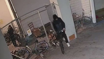 Furti notturni: i tre ladri di bici ripresi in un condominio di Trento Nord