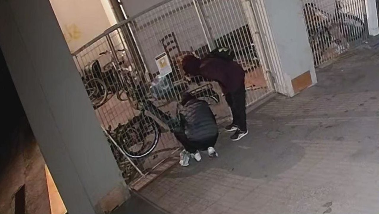 Trento, i ladri di biciclette ripresi di notte dalle telecamere di un condominio
