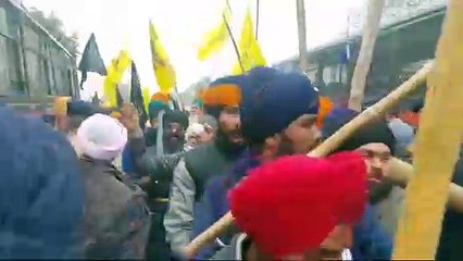 चंडीगढ़ 43 बस स्टैंड के पास कौमी इंसाफ मोर्चा के प्रदर्शनकारियों और पुलिस के बीच हुई झड़प, 1 पुलिसकर्मी हुआ जख्मी।