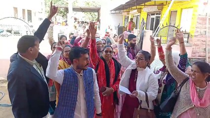 सिंवा गांव के उप स्वास्थ्य केंद्र के बाहर महिला का प्रसव होने का मामला  निलंबित की गई ANM के समर्थन में उतरी जिले भर की एएनएम स्वास्थ्यकर्मी