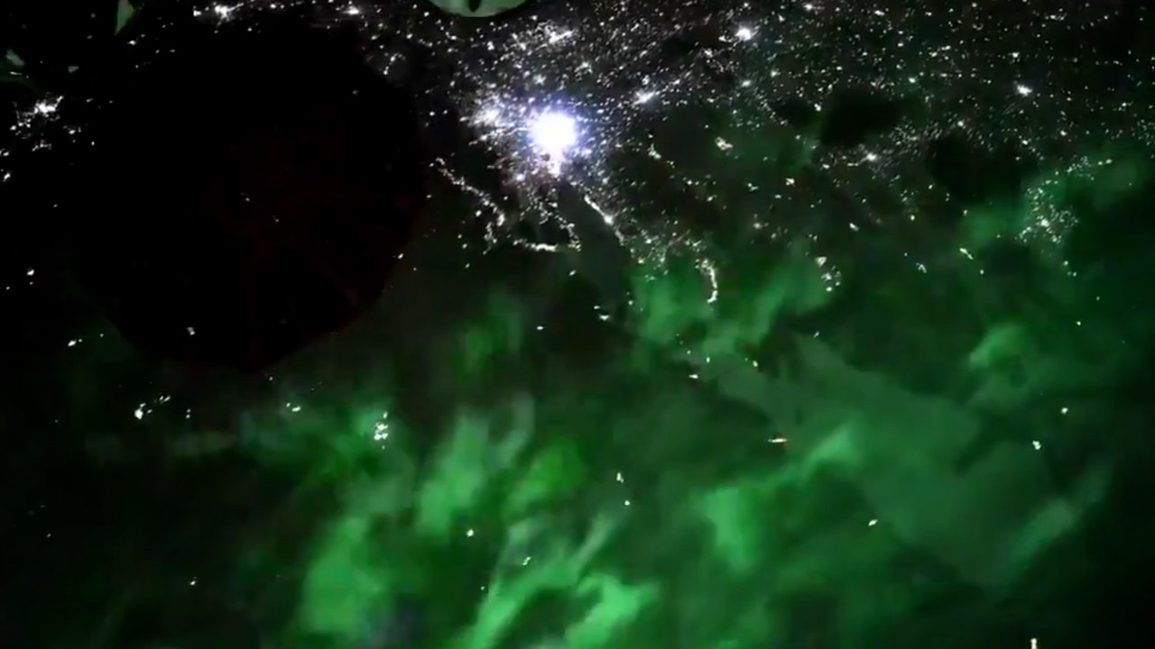 Un astronauta captura una aurora boreal impresionante vista desde el espacio