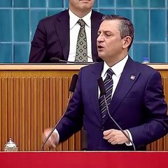 Özgür Özel kürsüde