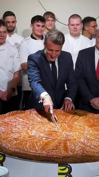 Macron cumpre tradição com 50 anos e parte 'Galette des Rois' gigante