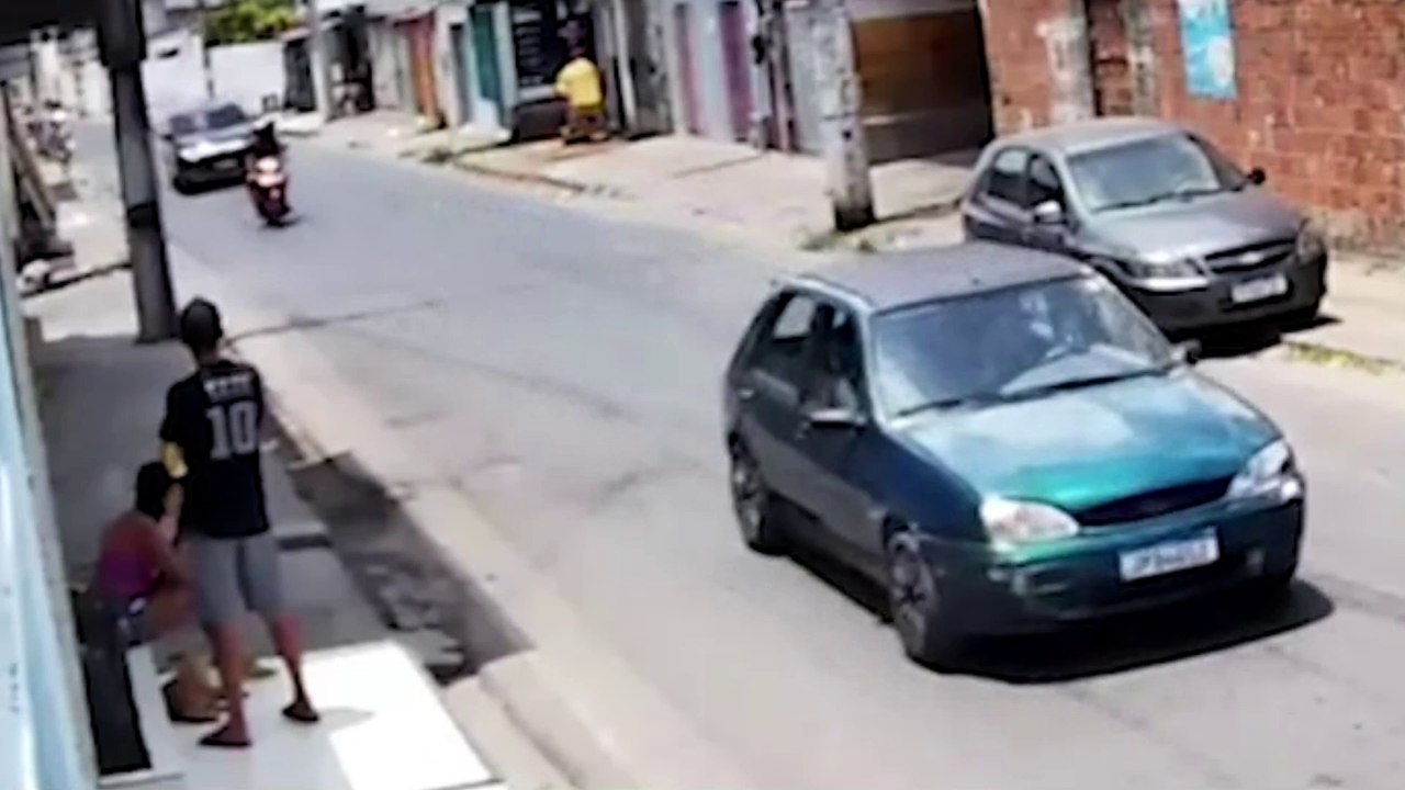 Dupla é presa em flagrante após praticar assaltos à luz do dia em Feira de Santana