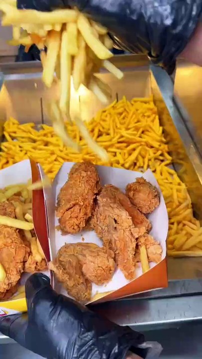 Follow for more ASMR videos🌮🍟 Credits: @chickenbalalm #mukbang #asmr #fastfood #asmreating